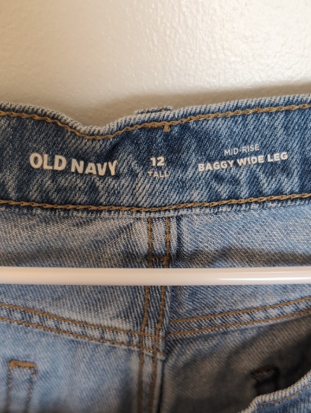 Old Navy Baggy Wide-Leg Denim Jeans - Picture 2 of 4
